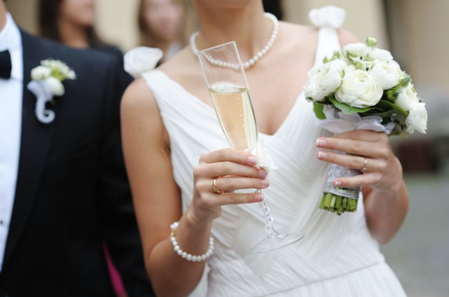 外国14岁女孩满心期待当伴娘,却被姐姐解雇:你胸太大让我没面子