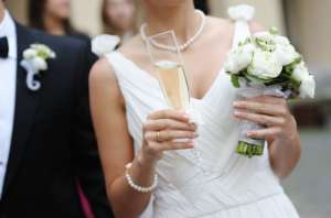 你的太大了(外国14岁女孩满心期待当伴娘，却被姐姐解雇：你胸太大让我没面子)