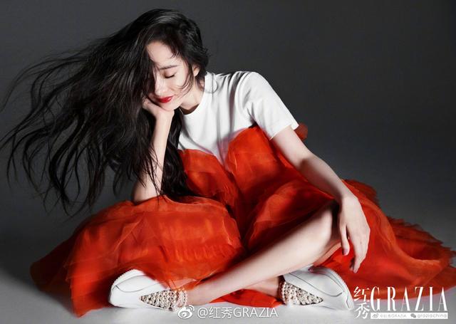 杨幂双眼魅惑红唇性感 长发妩媚展现傲人大长腿
