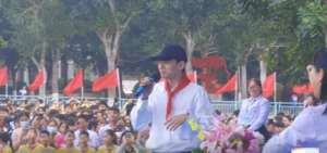 张杰头像(38岁张杰现身小学,戴着红领巾少年感十足,领导贴心让他坐c位)