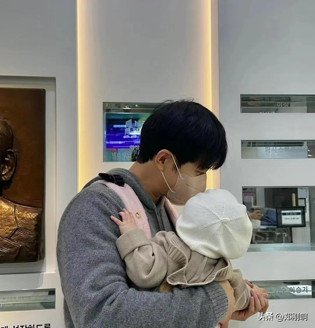 李昇基为女儿庆祝1周岁生日！女儿肉嘟嘟超可爱，画面十分温馨