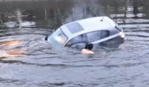 点赞！寒冬里，85后青年老板勇救车祸落水七旬老人