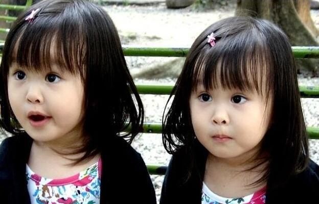 曾经很火的双胞胎Sandy&Mandy 长大了却灵气不再