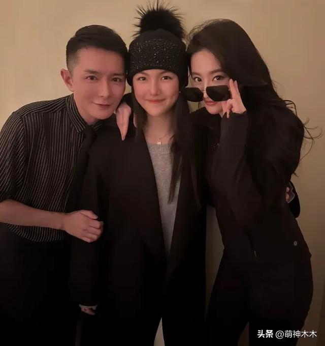 李湘带女儿逛街被偶遇,本人又胖了一圈,戴毛线帽裹大衣被嘲土气