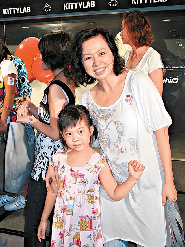 她是港姐季军年轻时超美艳，嫁圈内好男人女儿漂亮，男方坚拒诱惑