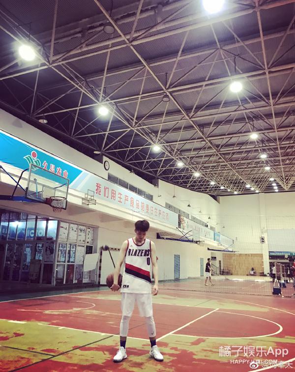 还记得《美人为馅》的周小篆吗？他居然是陈晓的伴郎？