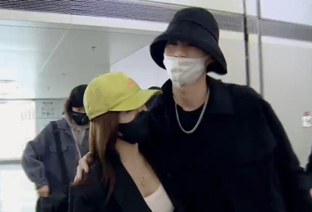 好甜!22岁男星现身机场,特意等秦岚一起走?悄悄话打闹超可爱