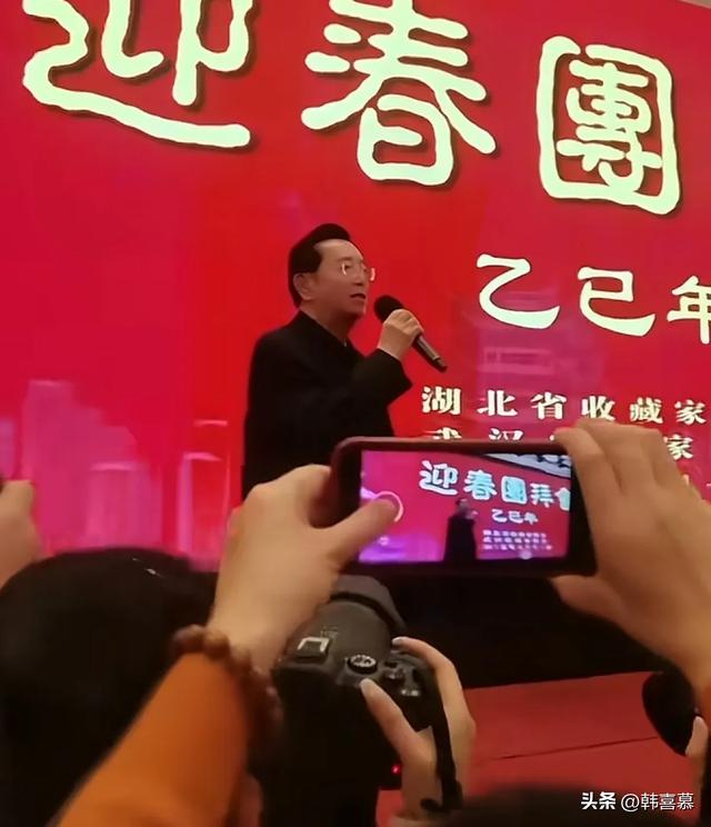 85岁李双江近况曝光，卖力唱歌底气不足，努力赚钱为儿子出狱隐身