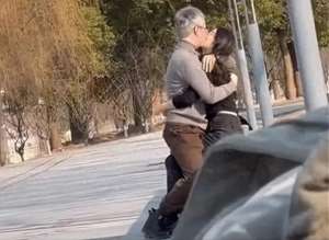 吻爱(公开示爱女子与大爷野外约会尽显恋爱秘技,放肆嘴对嘴吻)