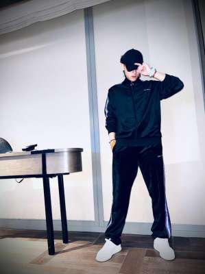 黄子韬年龄(27岁黄子韬又炫富，晒私人飞机豪华内景，维护一年要1700万)