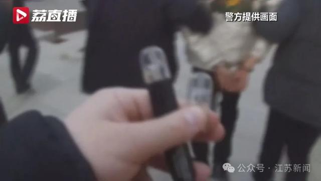 儿子抽完“烟”,摇摇晃晃、手还发抖!父亲“大义灭亲”拉他去自首……
