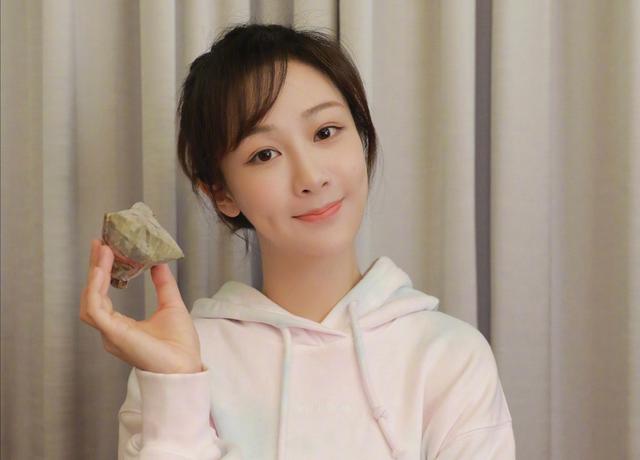 杨紫晒父亲旧照，年轻时杨父颜值堪称小鲜肉，这是什么神仙家庭？