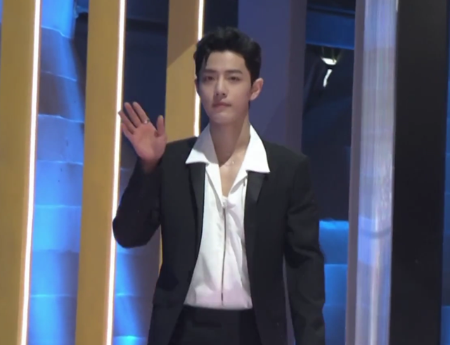 拾光盛典造型：杨幂雍容优雅，迪丽热巴造型敷衍，刘亦菲手臂抢镜