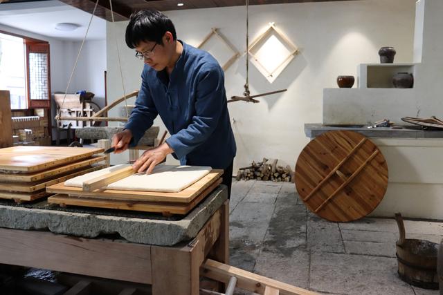 探访臭豆腐百年老字号第四代传人，揭秘坊间传闻