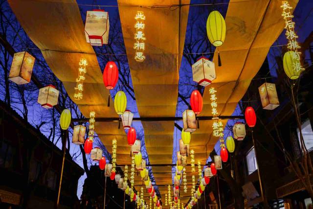 京城拍客今日精选｜寻常烟火巷 花灯初点亮