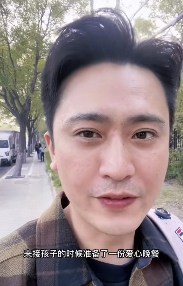 央视主持杨帆携妻接娃！老婆穿连裤装容貌曾遭质疑，7岁女儿似妈