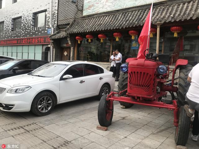老式东方红拖拉机现长春街头 成为饭店特殊的招牌