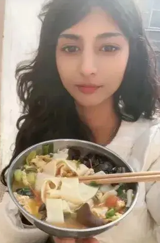 2023年，山东42岁单身大叔，跑尼泊尔娶小17岁老婆，没花一分彩礼