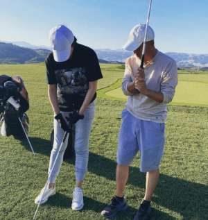 徐静蕾现状(麻花辫、紧身裤、高尔夫，47岁徐静蕾近况曝光，不婚才女生活洒脱)