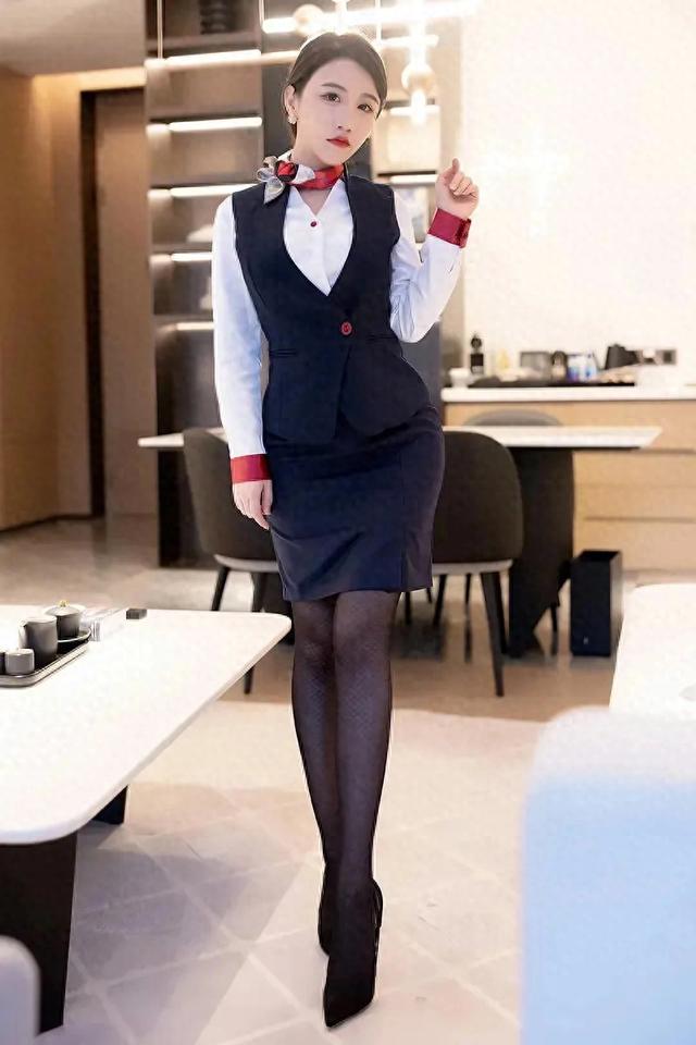 空姐制服与黑丝大长腿，顶级写真女神的完美魅力！