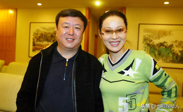 72岁导演尤小刚,与三婚妻子3年抱俩娃,如今两个儿子超高颜值