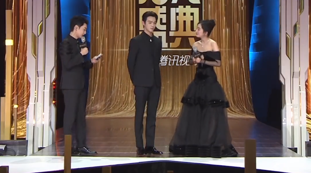 拾光盛典造型：杨幂雍容优雅，迪丽热巴造型敷衍，刘亦菲手臂抢镜