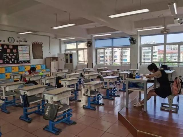 空荡荡的教室只留下班主任寂寞的身影!今早有校长拍下教室内这一幕,家长:赞