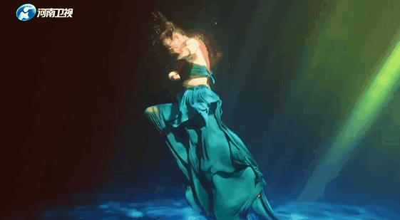 全网刷屏！这段又燃又梦幻的“水中飞天”舞蹈，你一定要看