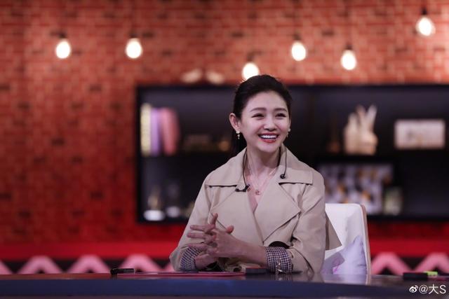 大S穿风衣戴眼镜温婉知性 托腮甜笑女人味足