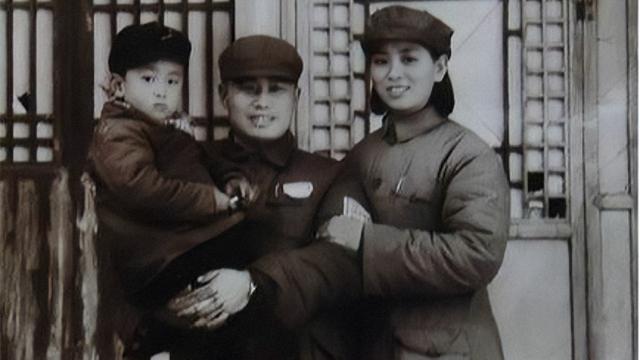 开国中将被妻子举报，降为大校，死前留下遗言：不许妻子参加葬礼