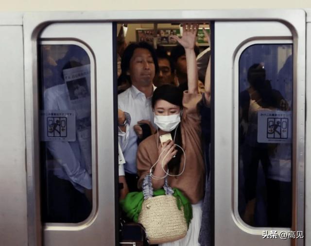 拥挤的电车里,多少女性每天遭受性骚扰?日本“痴汉”恶行大起底