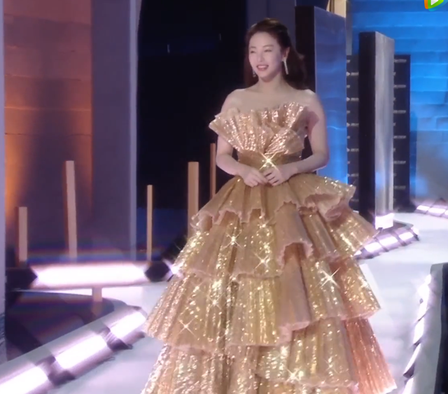 拾光盛典造型：杨幂雍容优雅，迪丽热巴造型敷衍，刘亦菲手臂抢镜