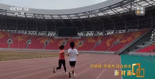 面对面丨两个人，一双眼睛，如何在世界赛场跑出奇迹？