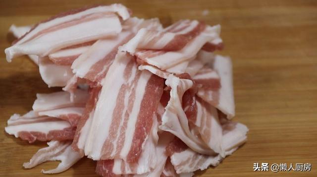 又到了吃蒜苔的季节，教你配上五花肉一起炒，太下饭了