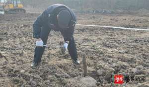 犹豫再三(“我用金属探测仪找到的”拾荒者刨出一枚未爆铁弹，犹豫再三他还是报了警)