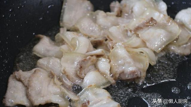 又到了吃蒜苔的季节，教你配上五花肉一起炒，太下饭了