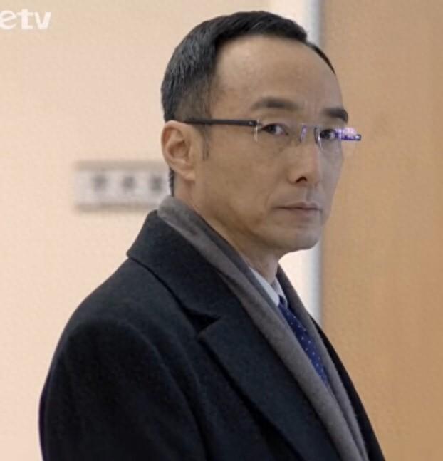 施京明：娶了圈外妻子，婚后生一儿一女，幸福美满