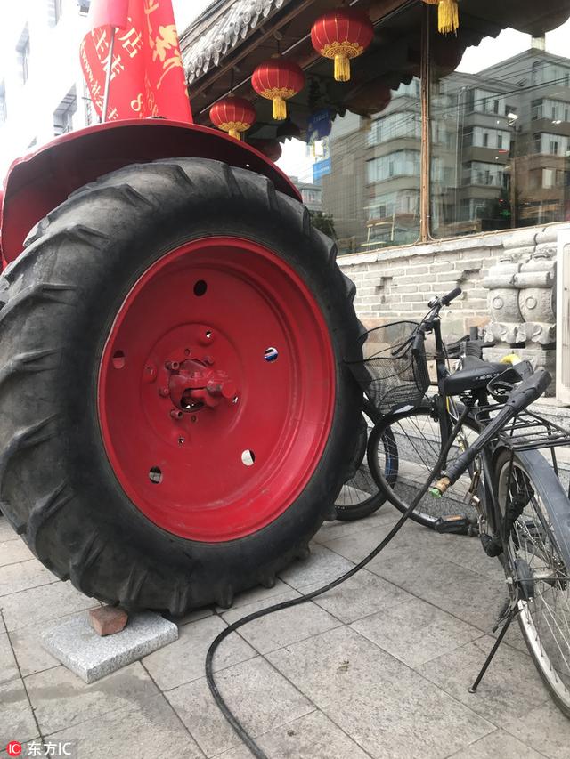 老式东方红拖拉机现长春街头 成为饭店特殊的招牌
