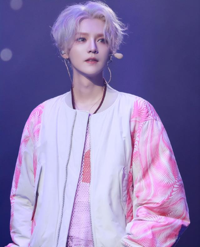 有一种“差距”叫鹿晗与关晓彤，官宣6年后，两人棋局终于被看清