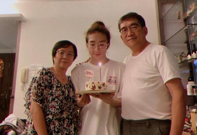 李启言历时2年将摆脱瘫痪，下月有望实现站立，手脚实现轻微摆动