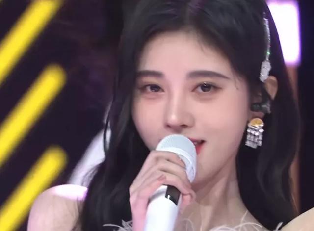 拾光盛典造型：杨幂雍容优雅，迪丽热巴造型敷衍，刘亦菲手臂抢镜