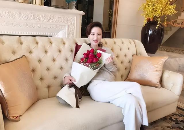 张萌别墅内景曝光，电影房藏老公爱心设计，为环保家里堆满纸箱