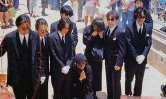 1993年黄家驹去世,在灵堂上痛哭的前女友林楚麒,为何遭到驱赶?