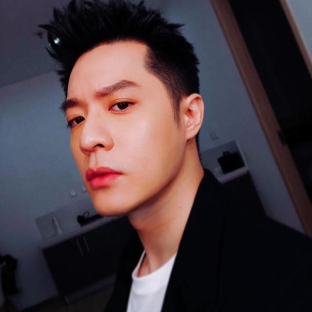 笑不露齿不为耍酷,帅气周汤豪有难言之隐