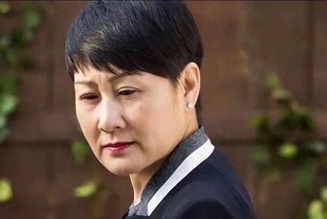 原来张凯丽被“抵制”是有原因的，代言翻车，强捧女儿都不是关键