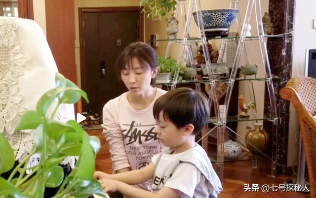 72岁导演尤小刚,与三婚妻子3年抱俩娃,如今两个儿子超高颜值