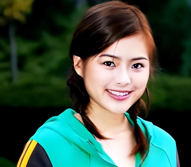 主持人陈辰：嫁给小2岁歌手余笛，41岁为夫生子，结婚13年过得如何