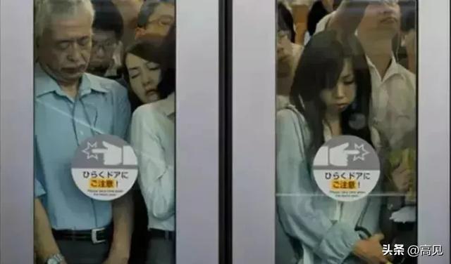 拥挤的电车里,多少女性每天遭受性骚扰?日本“痴汉”恶行大起底