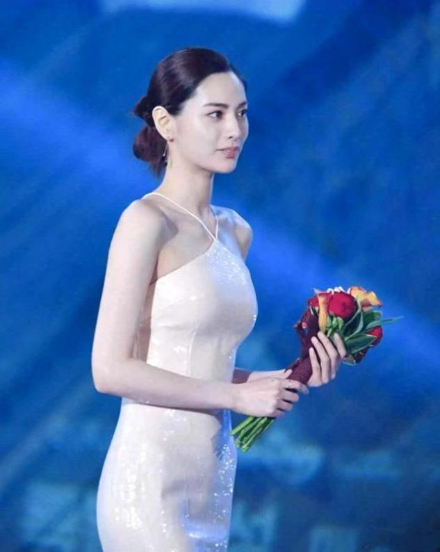 连续2年被评为“全球第一美人”林珍娜,黄金比例身材,腿长109cm