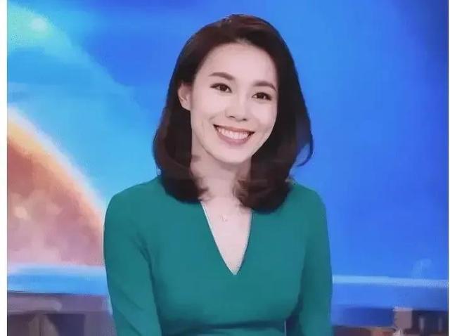 李斌妻子直播间正式跟章泽天道歉，她曾是央视主持人，与大12岁的李斌相亲后闪婚